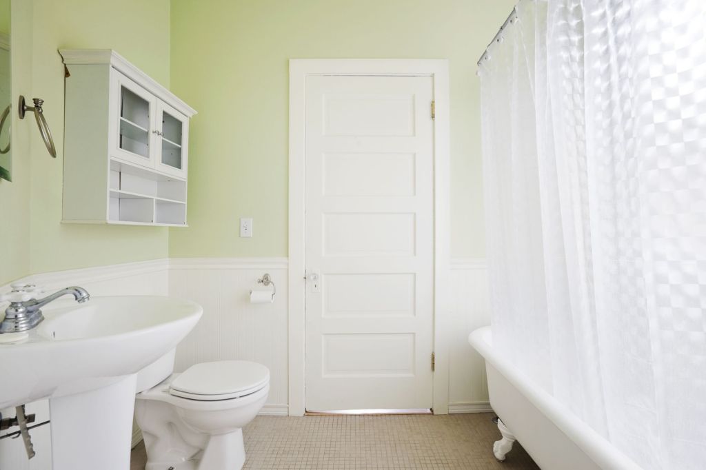 10 Bathroom Cleaning Tips and Tricks for Students